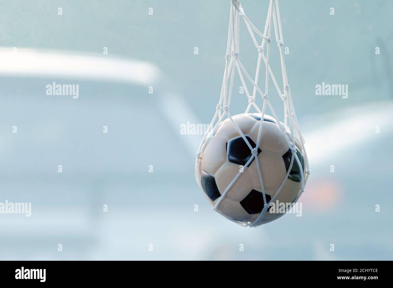 Ein schwarz-weißer Fußball wiegt im Netz Als Souvenir Stockfoto