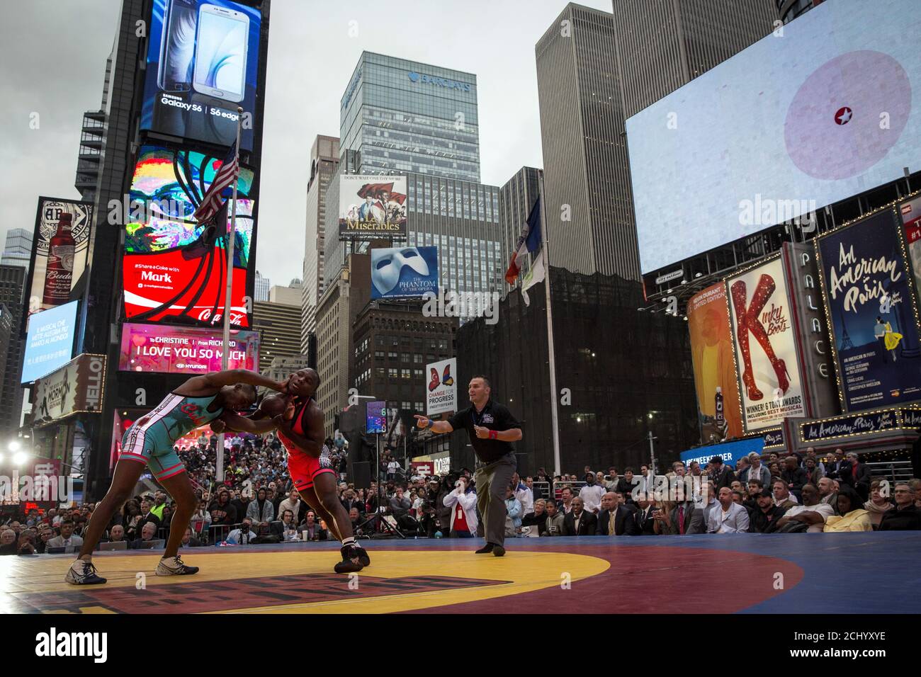 Zuschauer beobachten das "Salsa in the Square"-Wrestling-Match zwischen Kuba und den Vereinigten Staaten am New Yorker Times Square, 21. Mai 2015. Die Vereinigten Staaten haben Kuba in einer Ausstellung auf dem Times Square in New York City erkrankt. REUTERS/Brendan McDermid TPX-BILDER DES TAGES Stockfoto