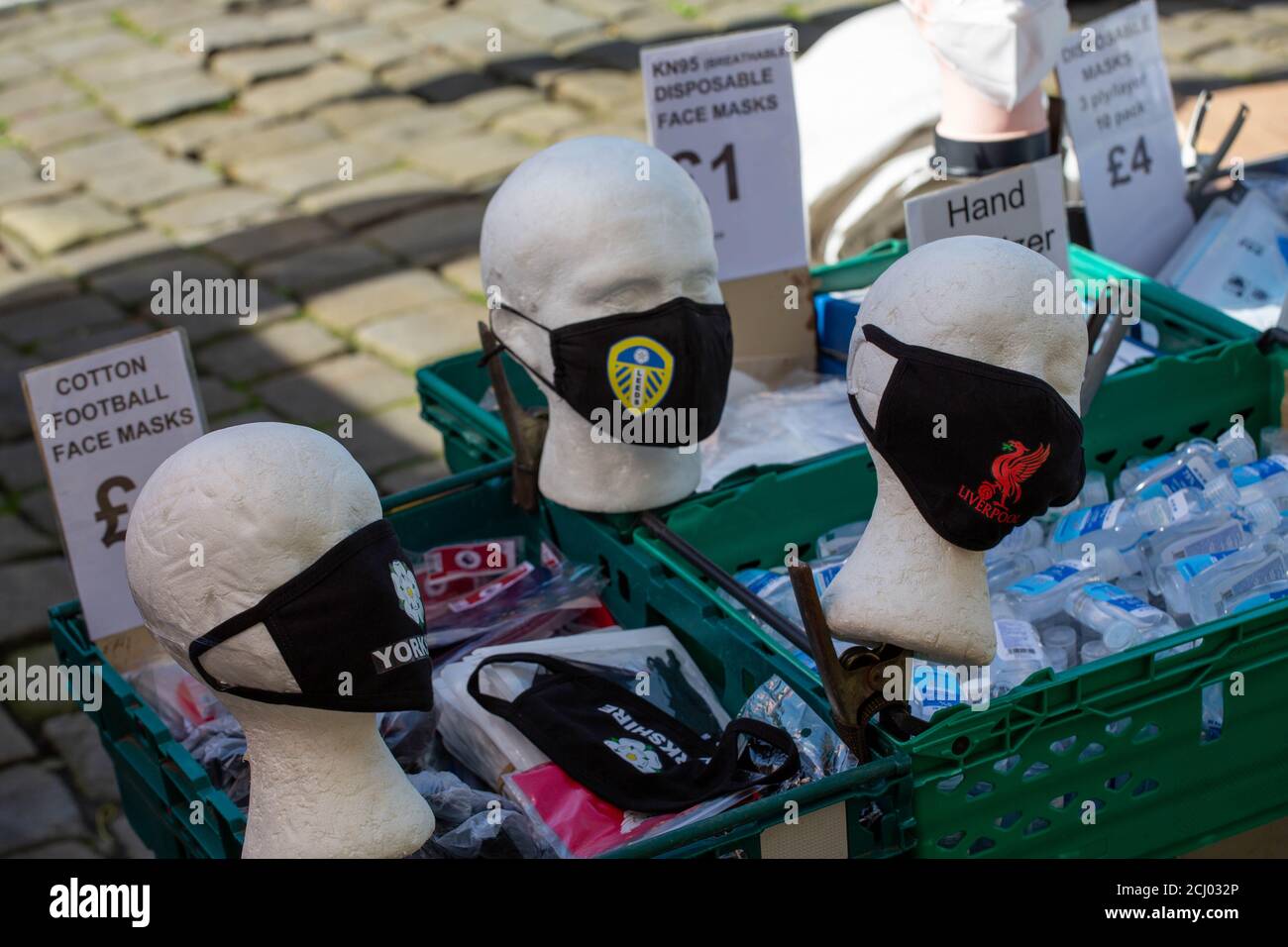 Skipton Market, Skipton, North Yorkshire, Großbritannien. September 2020. Mit COVID 19 sind oobreak Going On Face Masken mit einem neuen Shirt erhältlich, das leeds wieder zum Premier Leauge zurückführt Kredit: PN News/Alamy Live News Stockfoto