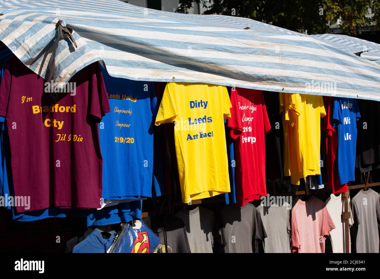 Skipton Market, Skipton, North Yorkshire, Großbritannien. September 2020. Mit COVID 19 sind oobreak Going On Face Masken mit einem neuen Shirt erhältlich, das leeds wieder zum Premier Leauge zurückführt Kredit: PN News/Alamy Live News Stockfoto