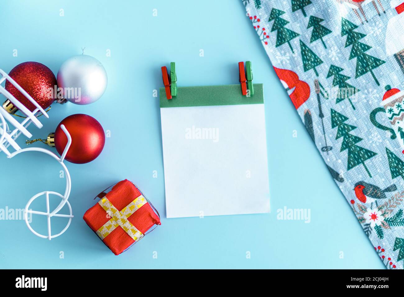 Weihnachten, Winter, Neujahr Konzept - Blau Weihnachten Hintergrund mit Geschenkbox Baum Spielzeug rot, Gold und weiß Farbe, Handtuch. Spielzeug Fahrrad mit Kofferraum trägt Box Stockfoto