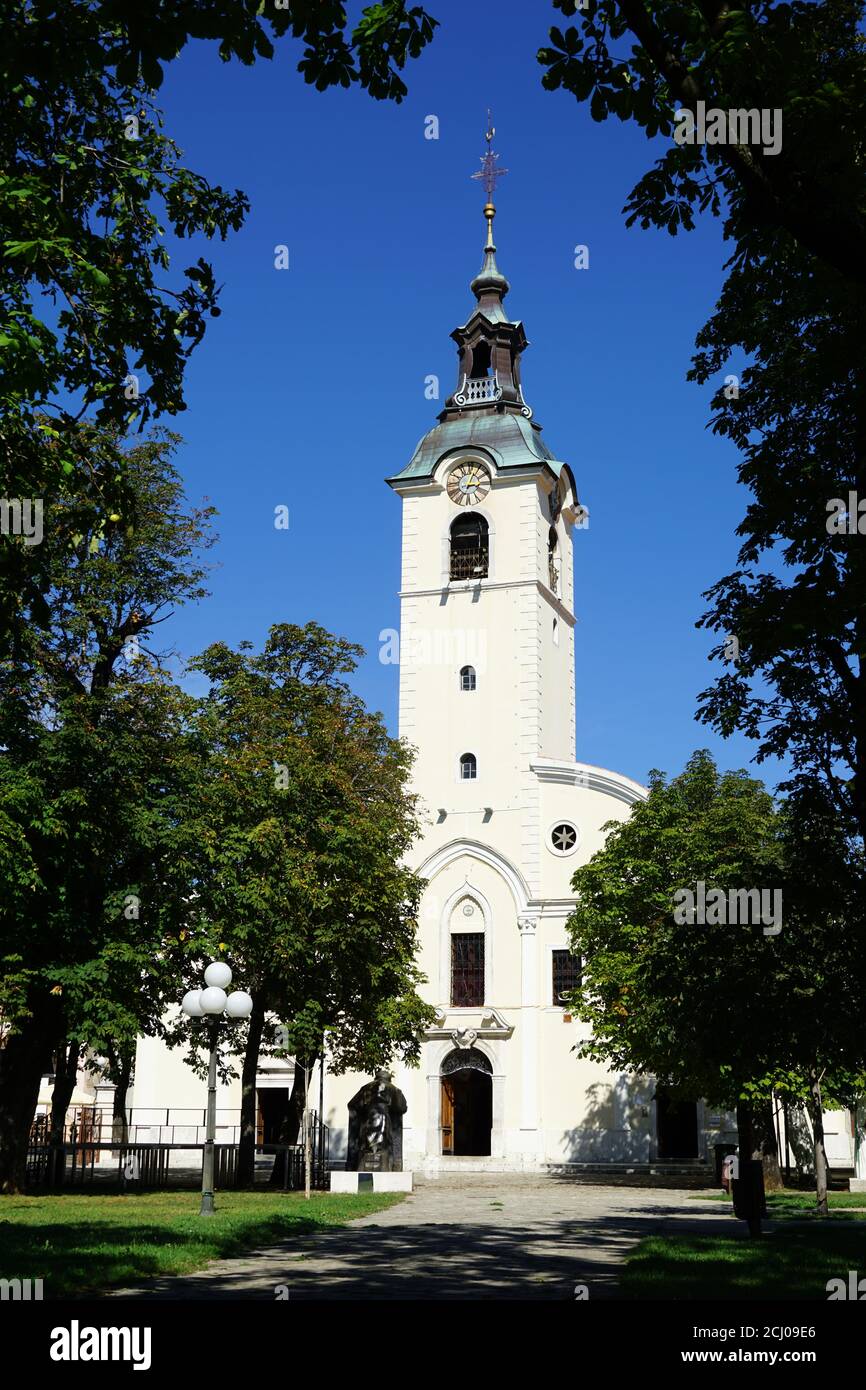 Eingang zur schönen weißen Kirche im Schrein von Unsere Dame von Trsat Wallfahrtsort in der kroatischen Stadt Rijeka in der schönen grünen p Stockfoto