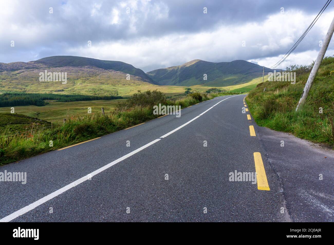 Auf dem Ring of Kerry auf der N70 die schöne Landschaft zwischen Derrynane und Sneem. Stockfoto