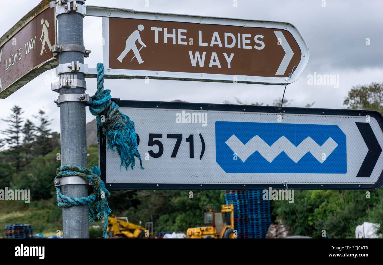 Ein Straßenschild in der Nähe von Tuoist, Grafschaft Kerry, Irland für eine Wanderung durch die Gegend, Teil des Wild Atlantic Way. Stockfoto