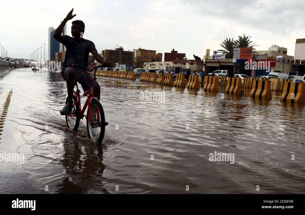 engländer der mit dem fahrrad durch die wüste arabien fährt