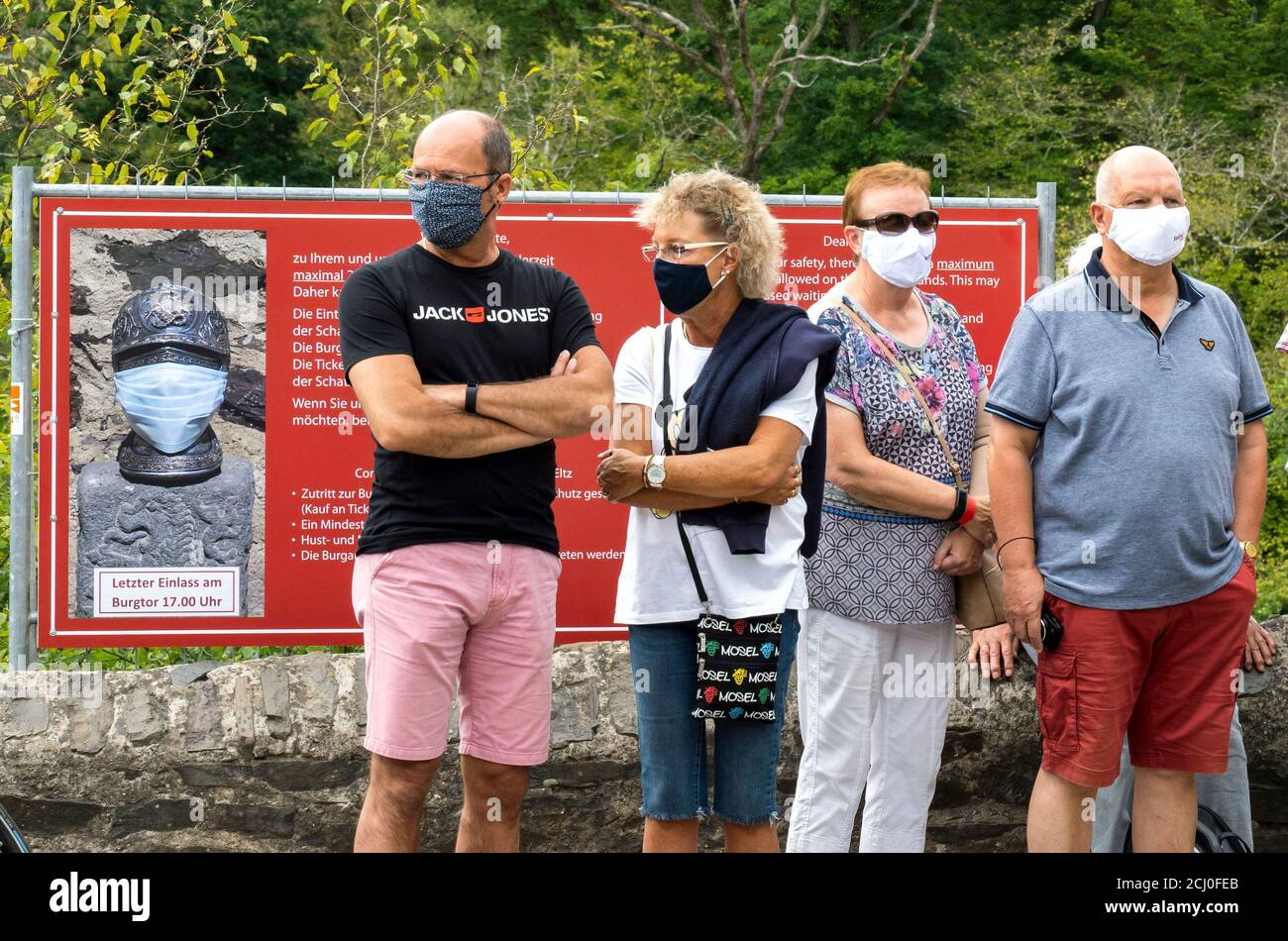 Cochem, Deutschland, 9. September 2020: Urlaub zu Hause: Aufgrund der durch die Corona-Krise verursachten Auslandsreisebeschränkungen verbringen viele Deutsche ihren Urlaub im eigenen Land. Besucher stehen am Eingang zur Burg Eltz in Rheinland-Pfalz, zu der nicht mehr als 200 Personen zugelassen sind und Wartezeiten von mehr als einer Stunde akzeptieren Stockfoto