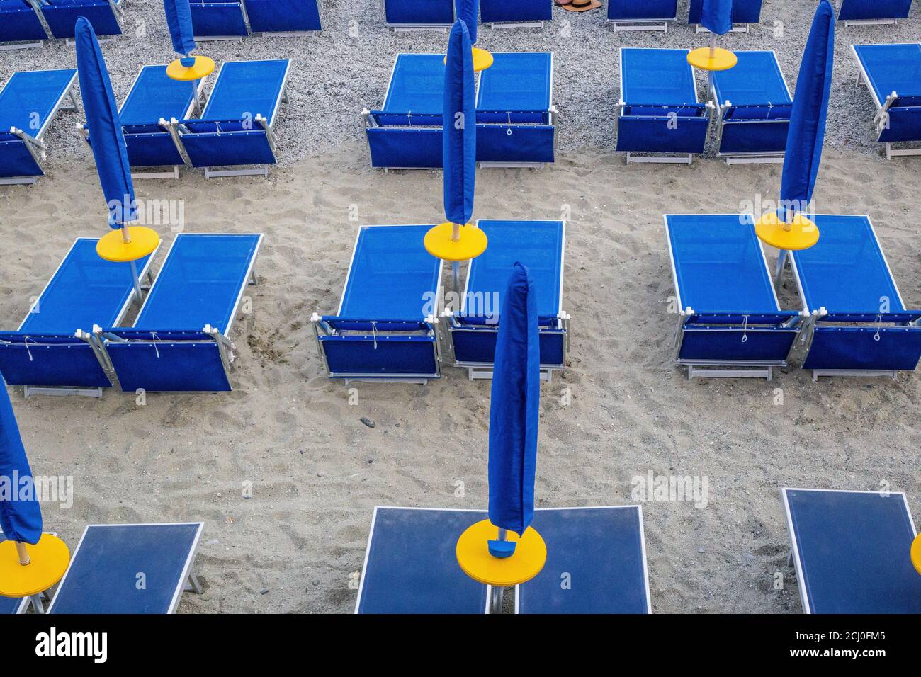 Blick auf blaue Sonnenliegen und Sonnenschirme am Strand von Monterosso al Mare, Cinque Terre Stockfoto