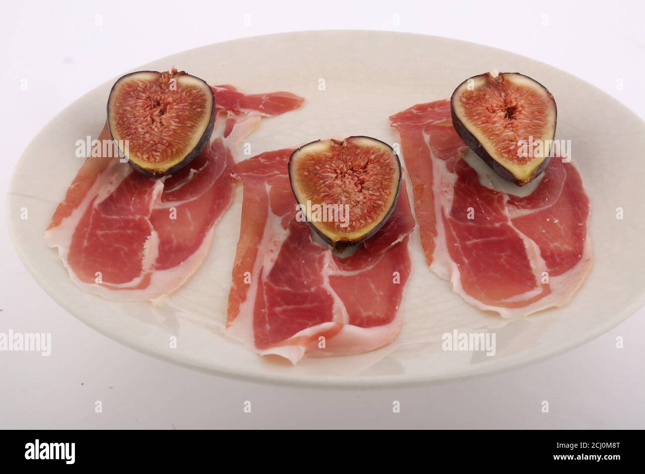Feigen mit Schinken als Gastronomie mediterranes Gericht Stockfoto