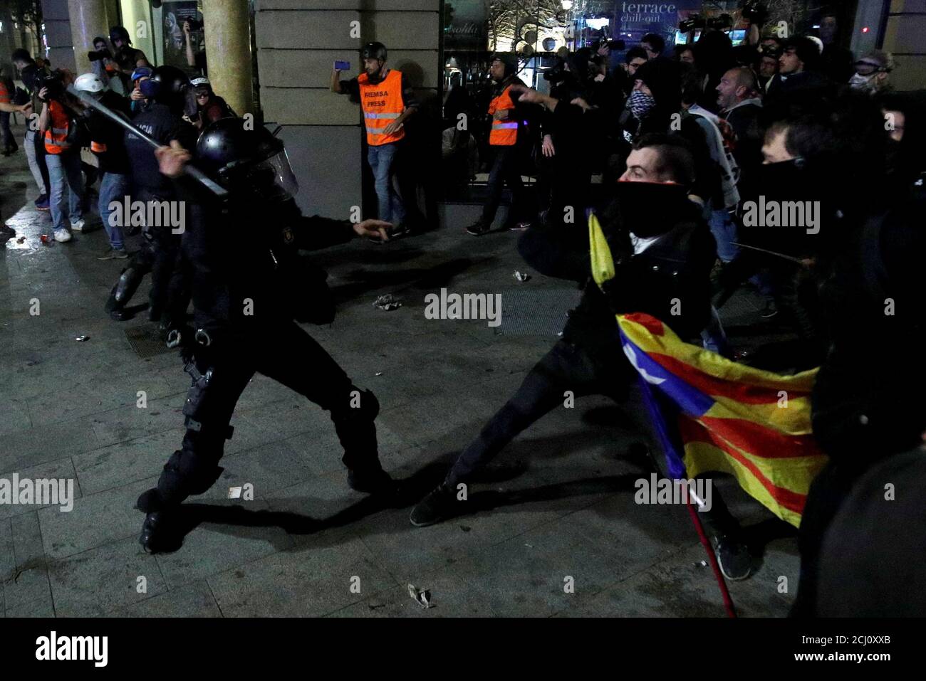 Katalanische Demonstranten für die Unabhängigkeit und die Bereitschaftspolizei treffen während eines Protestes gegen Polizeiaktionen in Barcelona, Spanien, am 26. Oktober 2019 aufeinander. REUTERS/Albert Gea Stockfoto