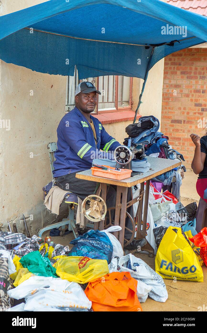 Informeller Straßenschneider in Soweto Township, Johannesburg, Südafrika Stockfoto