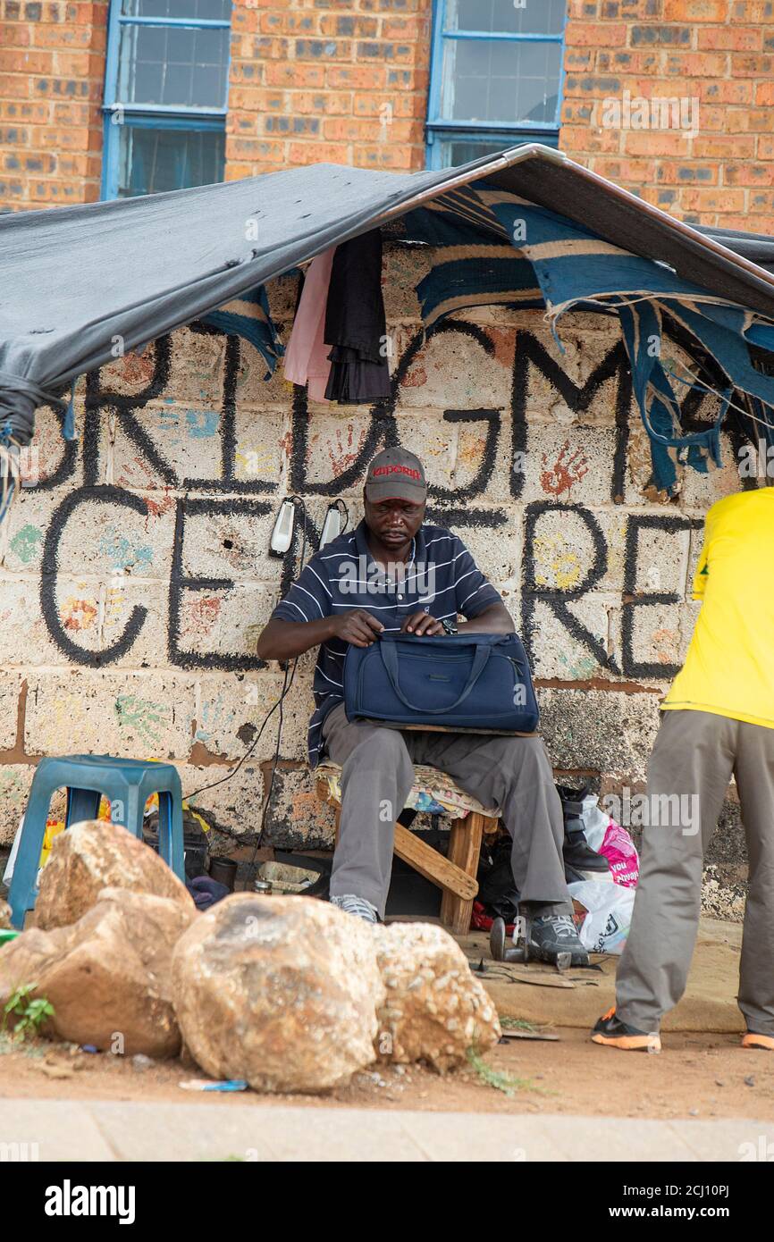 Informeller Straßenschneider in Soweto Township, Johannesburg, Südafrika Stockfoto