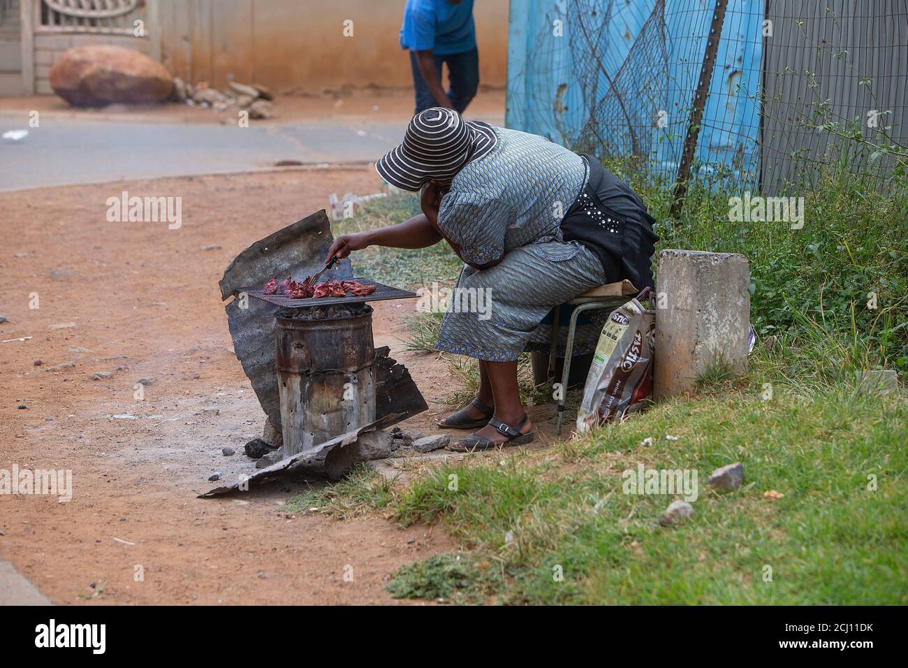 Afrikanische Frau macht 'Shisenyama' Street Barbecue in Soweto Township, Südafrika Stockfoto