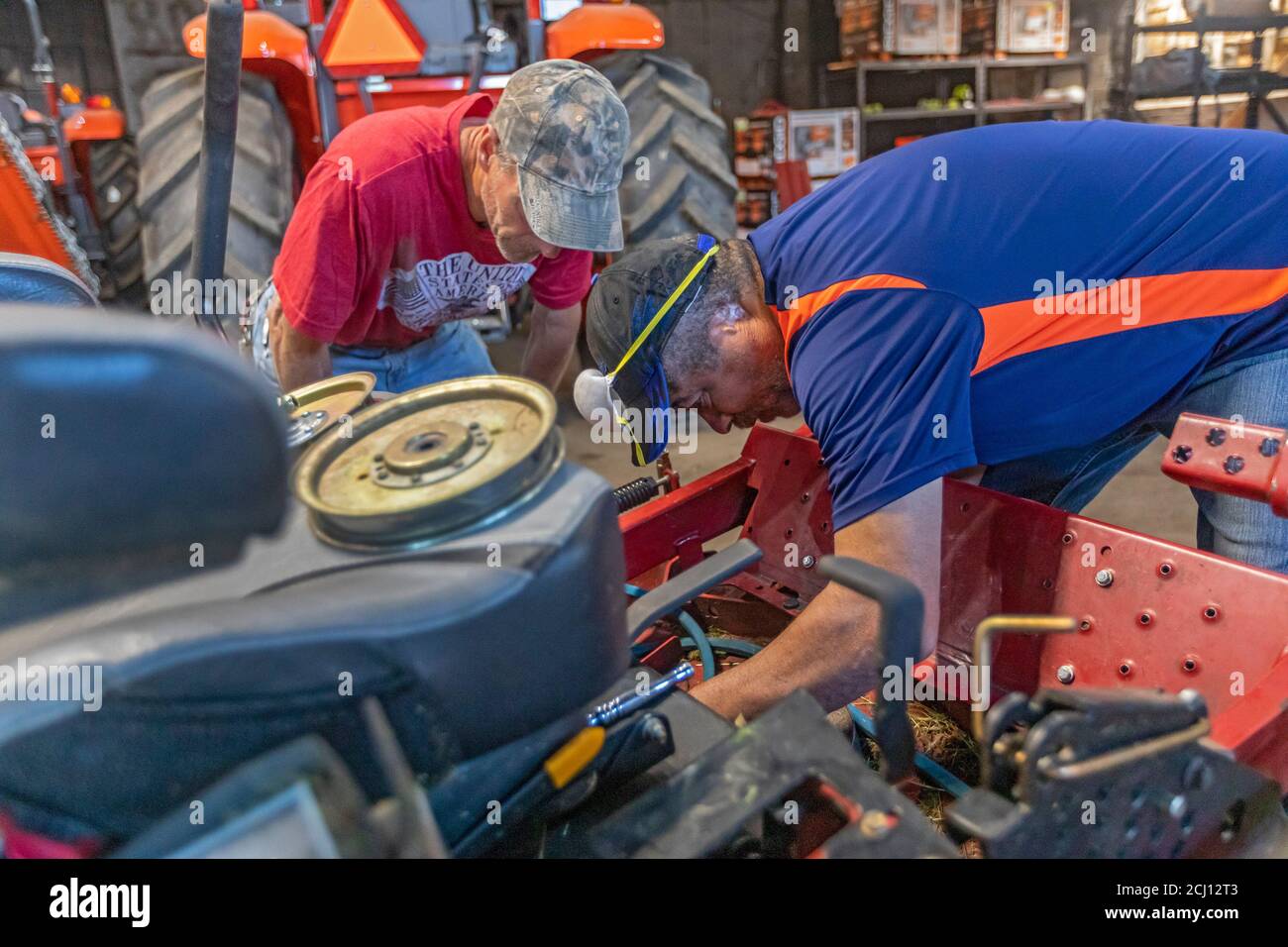 Detroit, Michigan - Mechaniker bei Detroit Grounds Crew Reparatur Mähmaschinen, die das Unternehmen verwendet, um Rasen in Parks, Schulen und vakanten Eigentum mähen Stockfoto