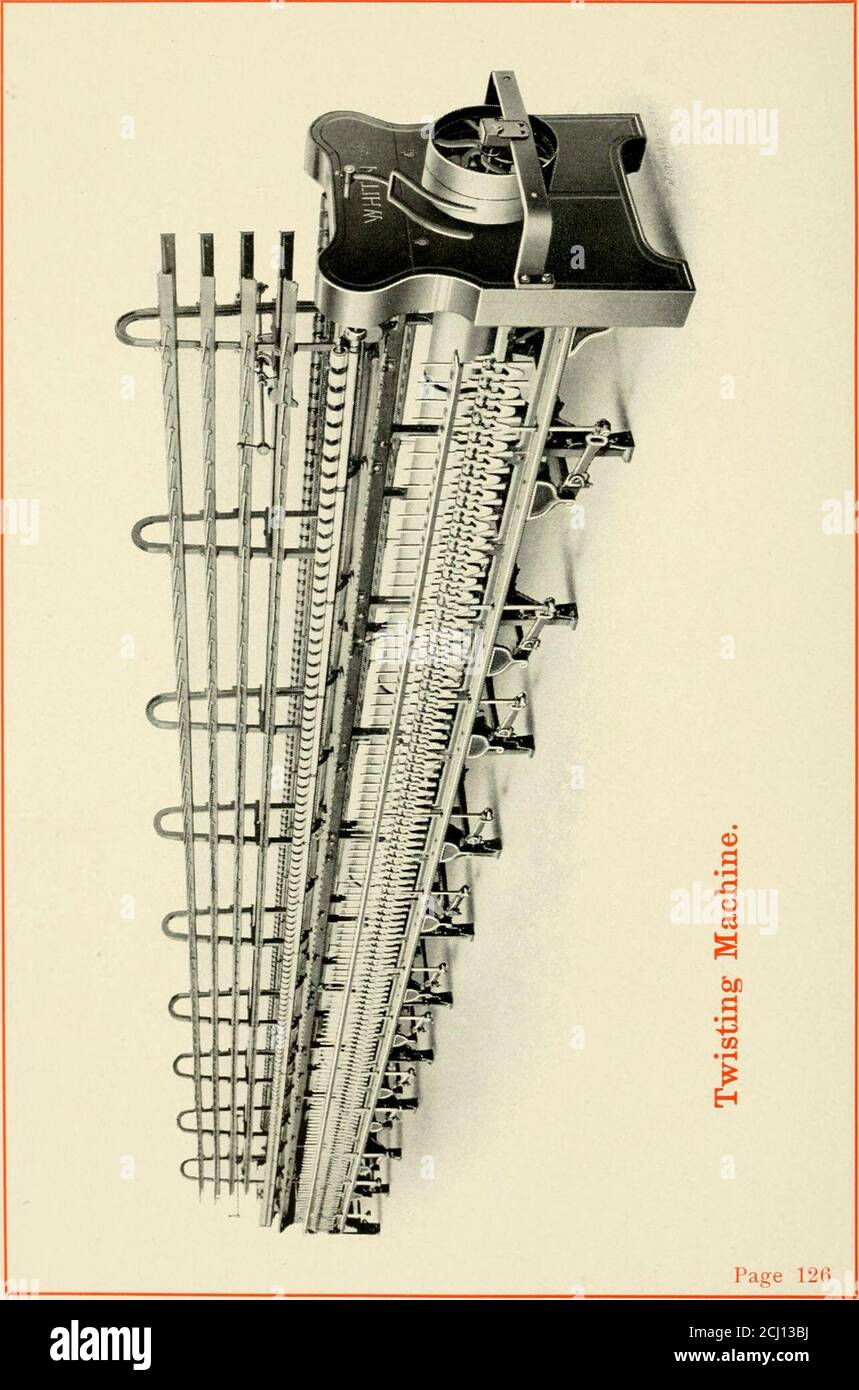 . Illustrierte und beschreibende Katalog von Wittner Baumwollgarn Maschinen : und Handbuch von nützlichen Informationen für Aufseher und Betreiber . 17 38 2.3 2.5 45^ Zoll 3^ Zoll -{ 40 2.2 2.4 2-6 18 44 2.0 2.2 2.4 19 1 50 1.8 1.9 2.1 20 ( 60 1.5 1.6 1.8 21 3^ Zoll 3 Zoll 70 1.3 1.4 1.5 23 80 1.1 1.2 1.3 25 Zoll ( 90(100 1.0 1.1 1.2 27 Sin. .9 1.0 1.1 30 Seite 123 Seite 124 VERDREHEN. Seite 125. DREHMASCHINEN. Diese Maschine ist in ihrer allgemeinen Konstruktion ähnlich wie unser Spinning Frame, aber von viel schwerer Konstruktion. Die bemerkenswerten Unterschiede sind die schwereren Ring- und Stützschienen. Die Maschine ist auch so d Stockfoto