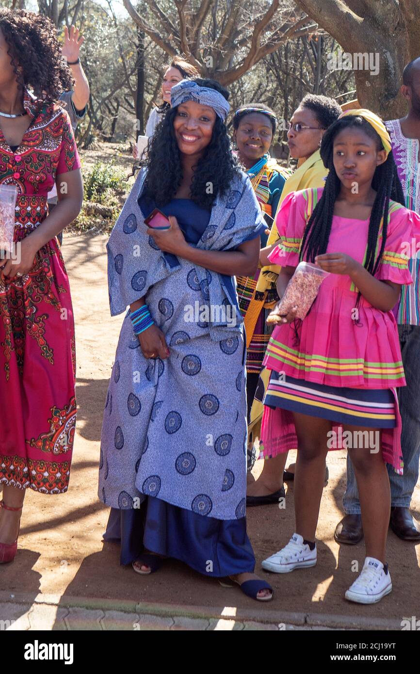 Lächelnde afrikanische Erwachsene Frau in traditionellen afrikanischen Kleid bei einer Hochzeit, Soweto Township, Südafrika Stockfoto
