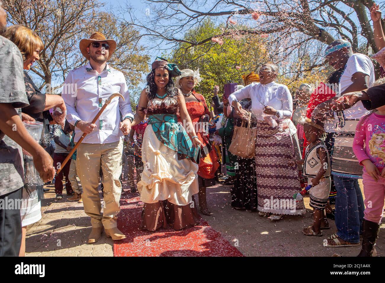 Interracial Hochzeit in Soweto Township, Johannesburg, Südafrika Stockfoto