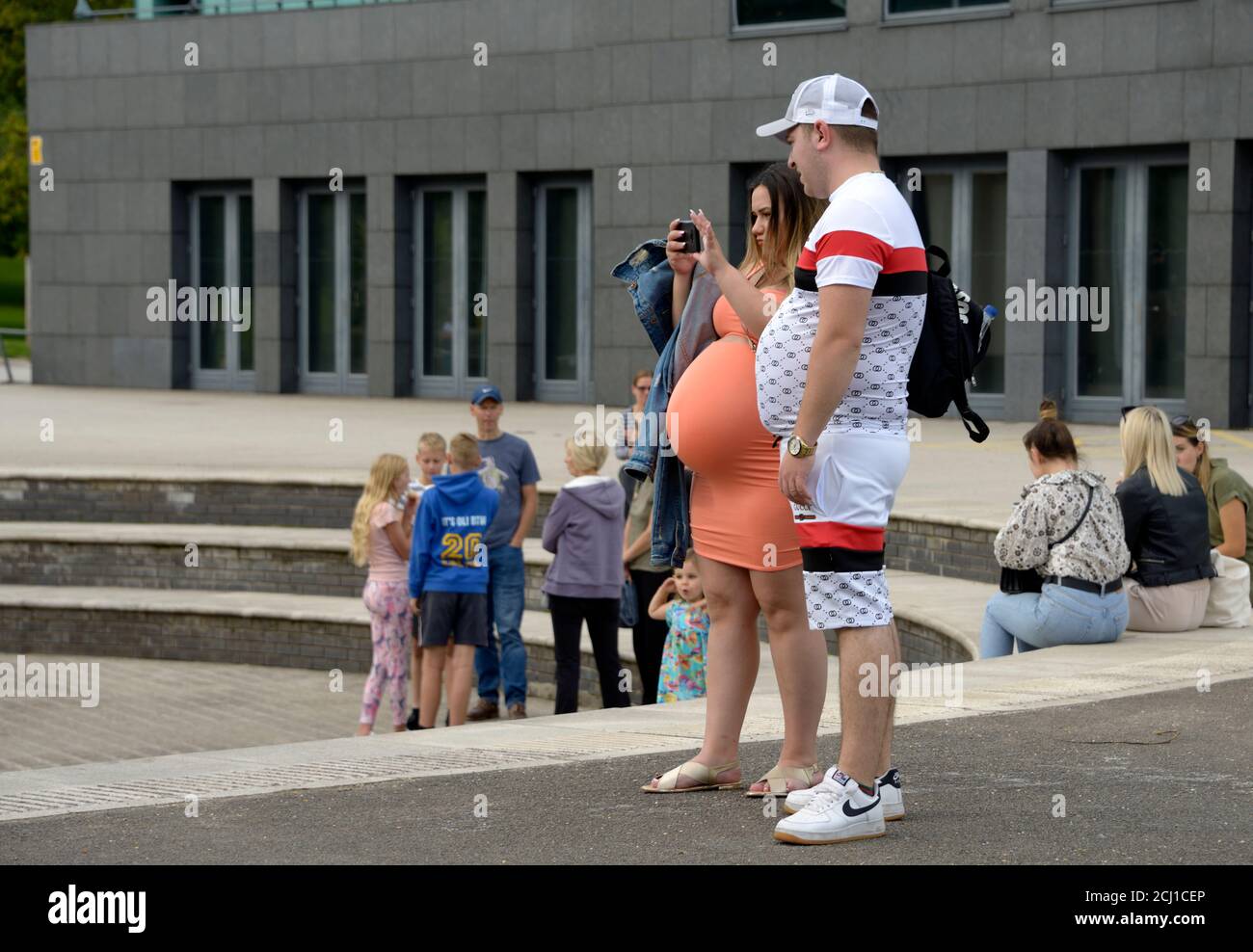 Schwangere Dame, mit Ehemann zeigt ähnliche Form Stockfoto