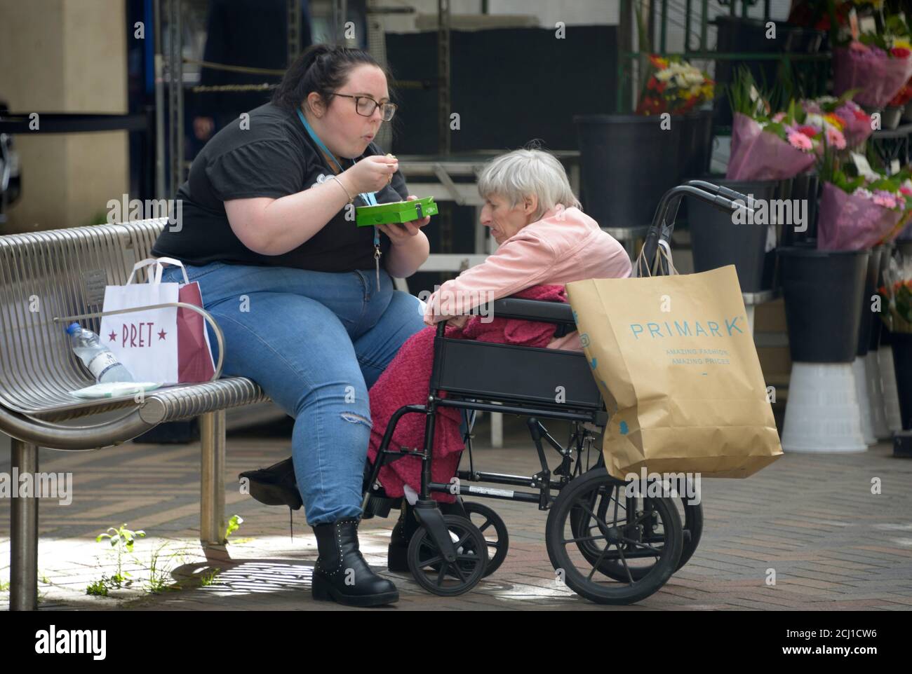 Übergewichtige Frau, Fütterung einer behinderten alten Dame Stockfoto
