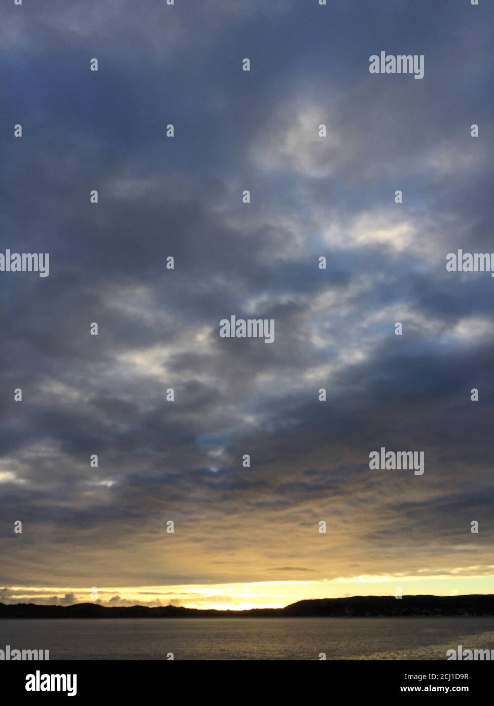 Sonnenaufgang über einem natürlichen Hafen in einer geschützten Bucht in Waitangi, Neuseeland, Chatham Islands, Waitangi Stockfoto