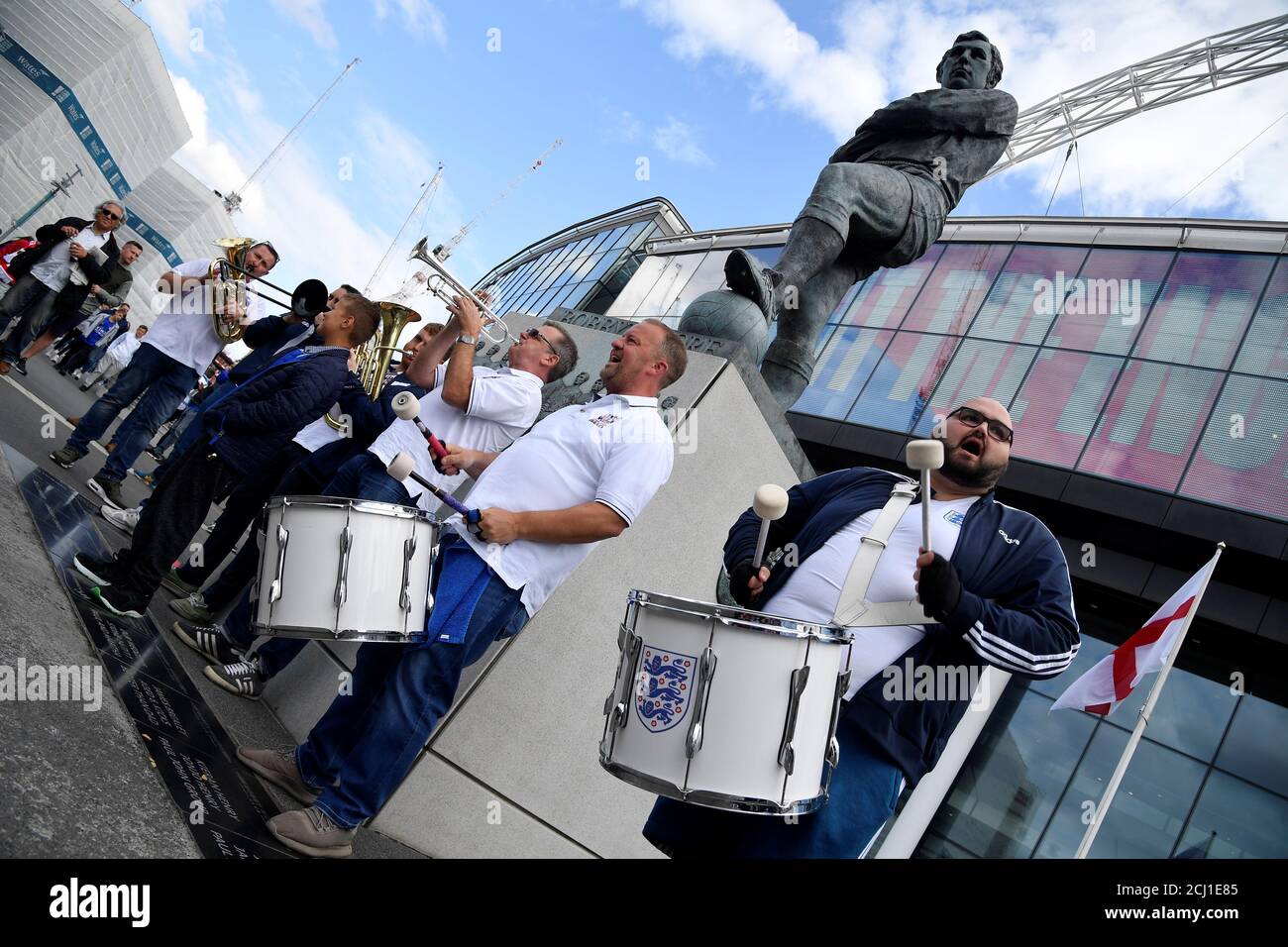 Fußball Fußball - Euro 2020 Qualifier - Gruppe A - England gegen Bulgarien - Wembley Stadium, London, Großbritannien - 7. September 2019 England-Fans spielen vor dem Spiel VOR dem Stadion INSTRUMENTE REUTERS/Toby Melville Stockfoto