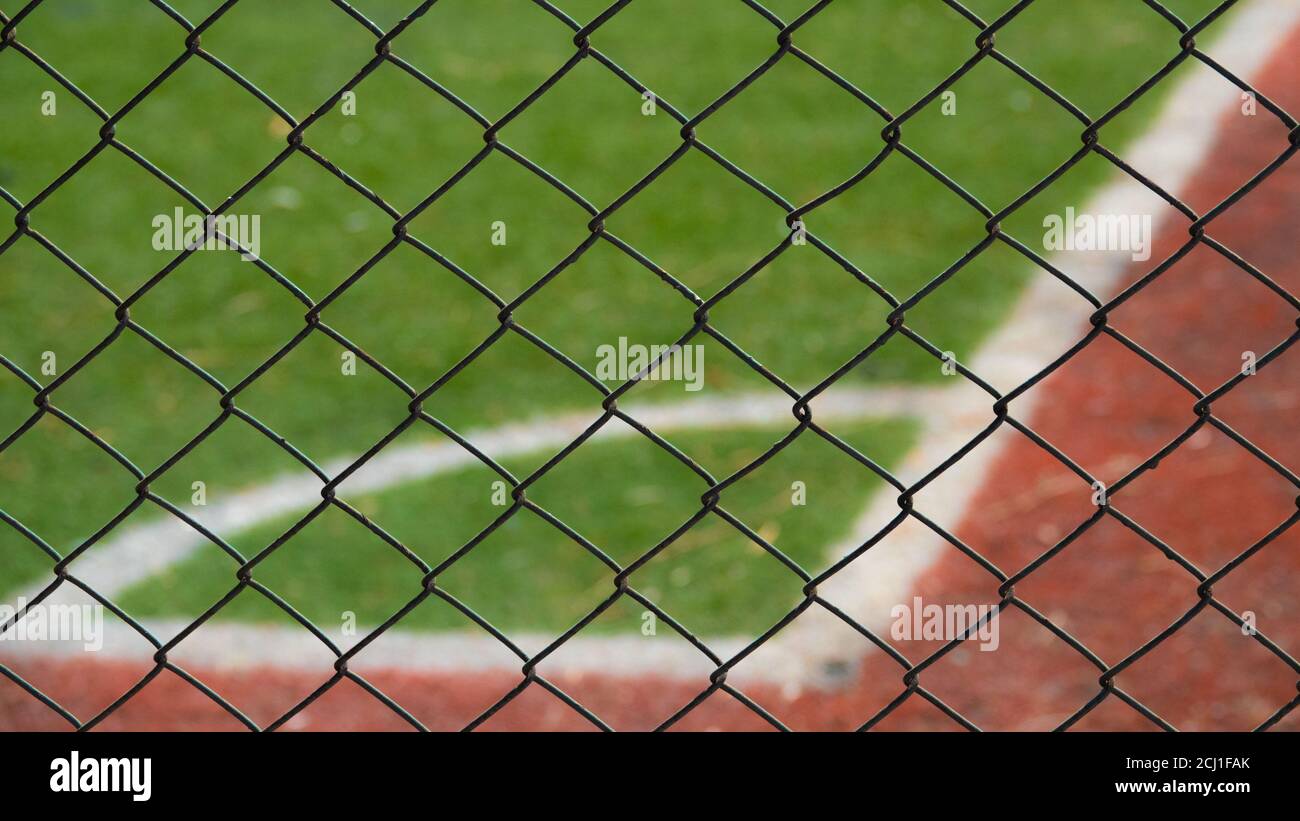 Astroturf Ecke von Eisendrähten umgeben Stockfoto