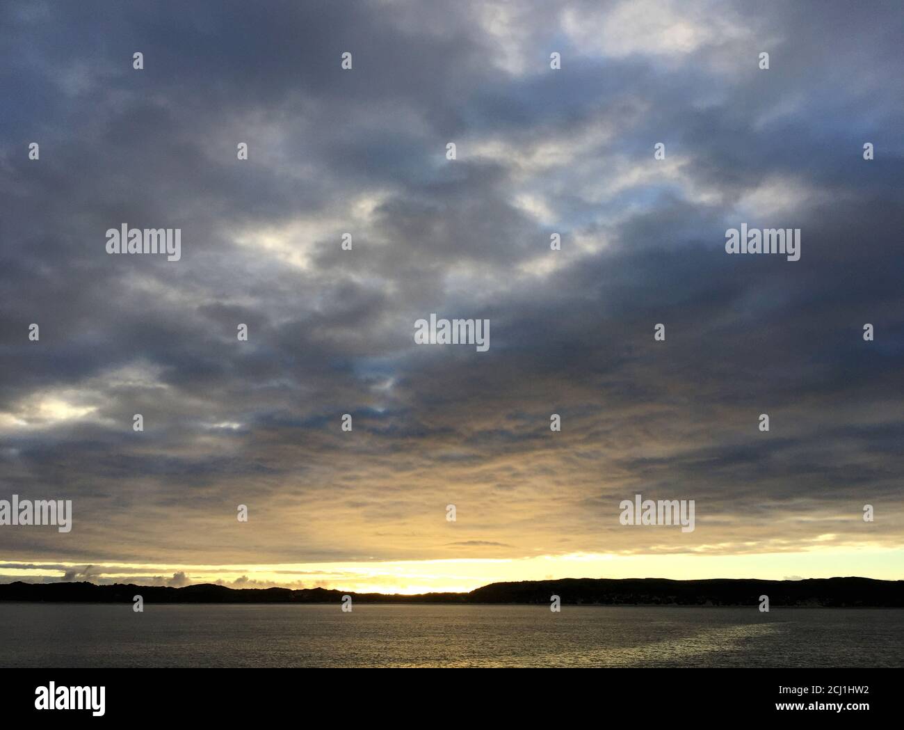 Sonnenaufgang über einem natürlichen Hafen in einer geschützten Bucht in Waitangi, Neuseeland, Chatham Islands, Waitangi Stockfoto