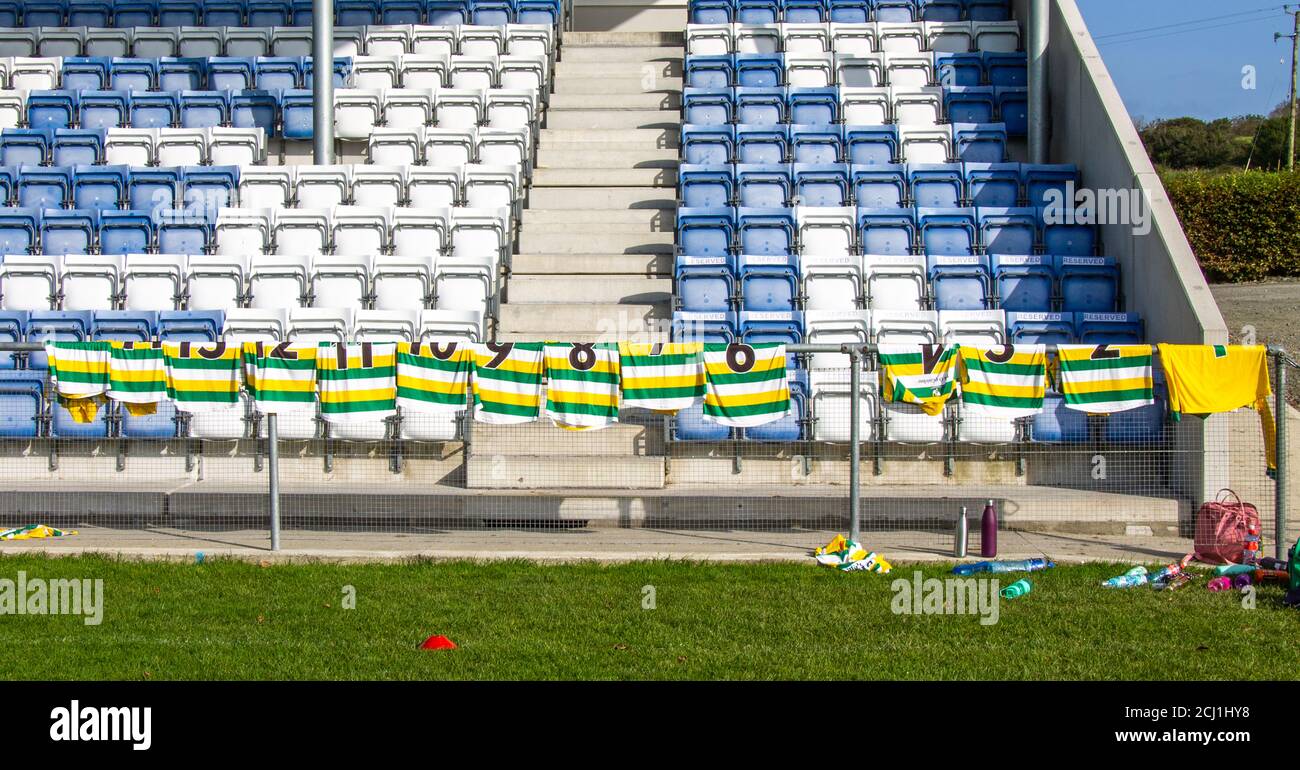 GAA Fußballtrikots wurden am Zaun des Sportgrunds aufgehängt Stockfoto