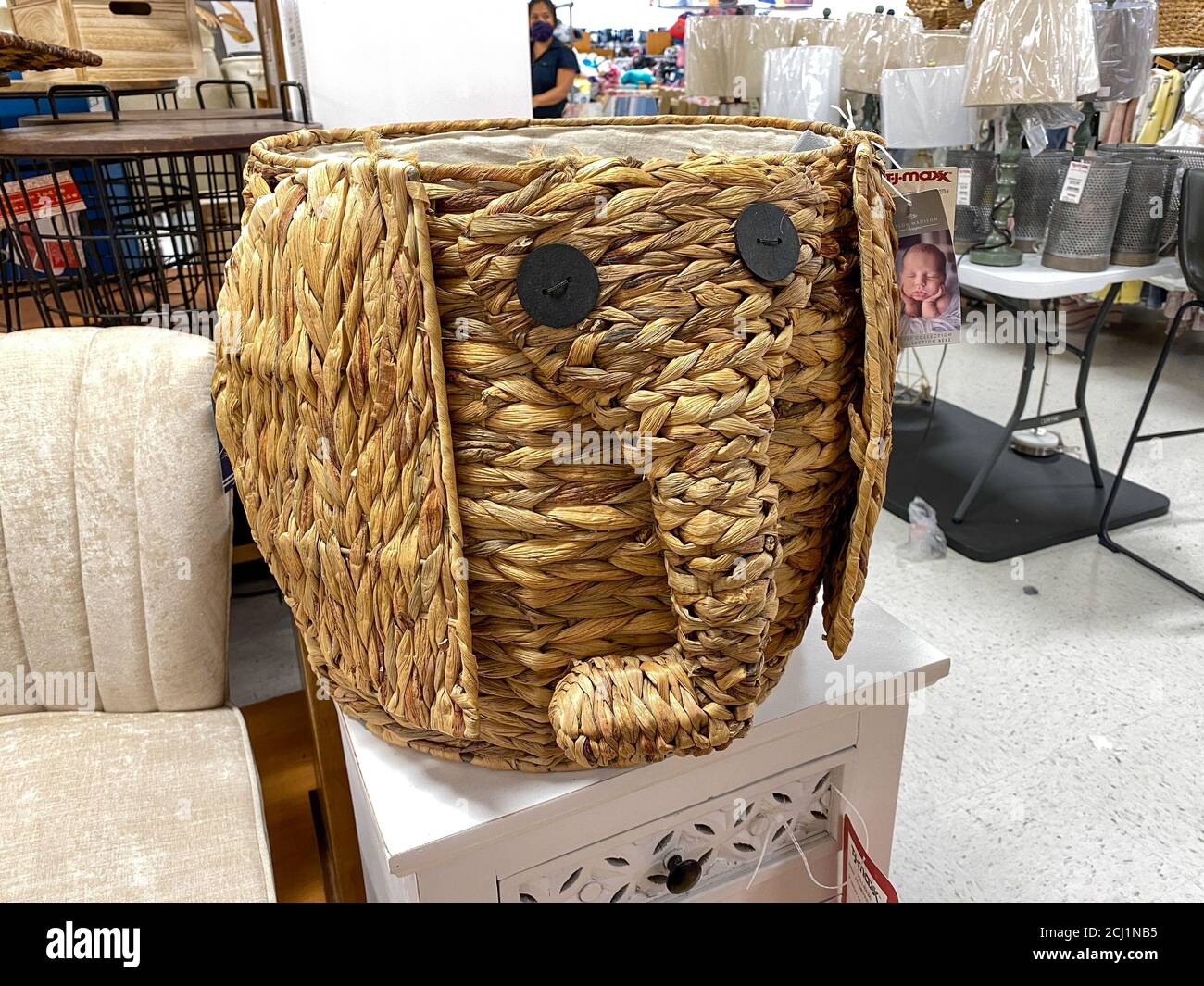 Orlando, FL/USA-5/16/20: Ein niedlicher dekorativer Elefantenkorb zum Verkauf in einem TJ Maxx Geschäft in Orlando, Florida. Stockfoto