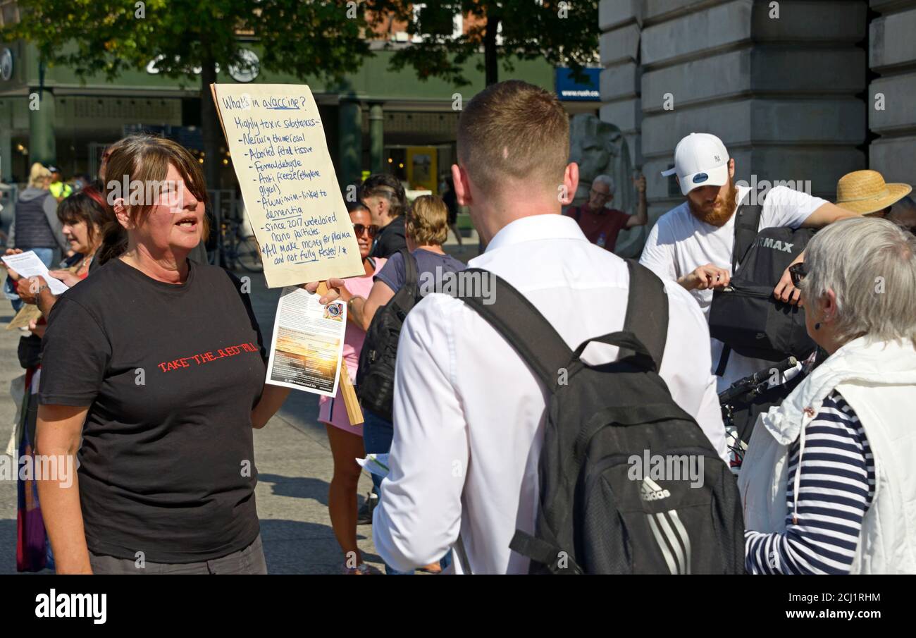 Verschwörungstheorie, Demonstranten, erklären ihre Einwände. Stockfoto