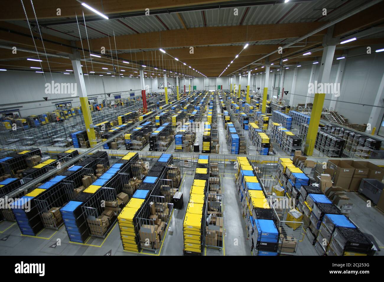 Blick auf das Logistikzentrum von Amazon im Graben, Deutschland, 4. Oktober  2017. 1.900 Mitarbeiter arbeiten im Zentrum. Foto: Stefan puchner/dpa  Stockfotografie - Alamy
