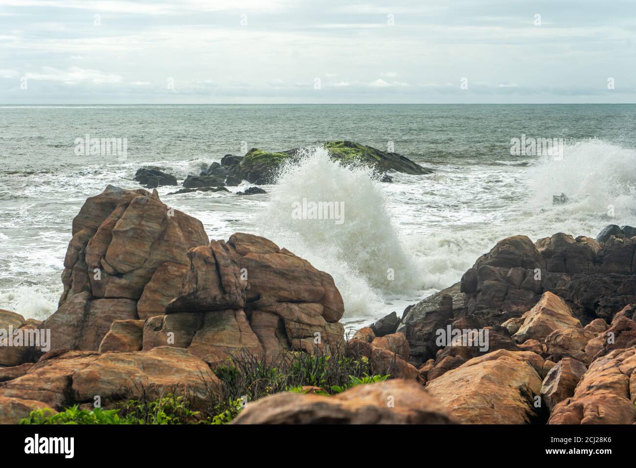 Faszinierende Aufnahme eines wunderschönen und felsigen Malvan Strandes in Indien Stockfoto