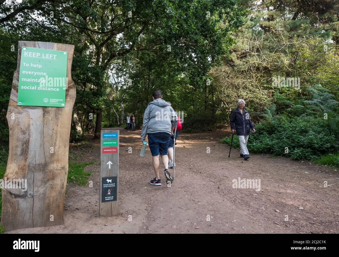 Sozialer Abstand Schild, "halten Sie sich links" am Sherwood Forest Major Eiche Besucherzentrum. Stockfoto