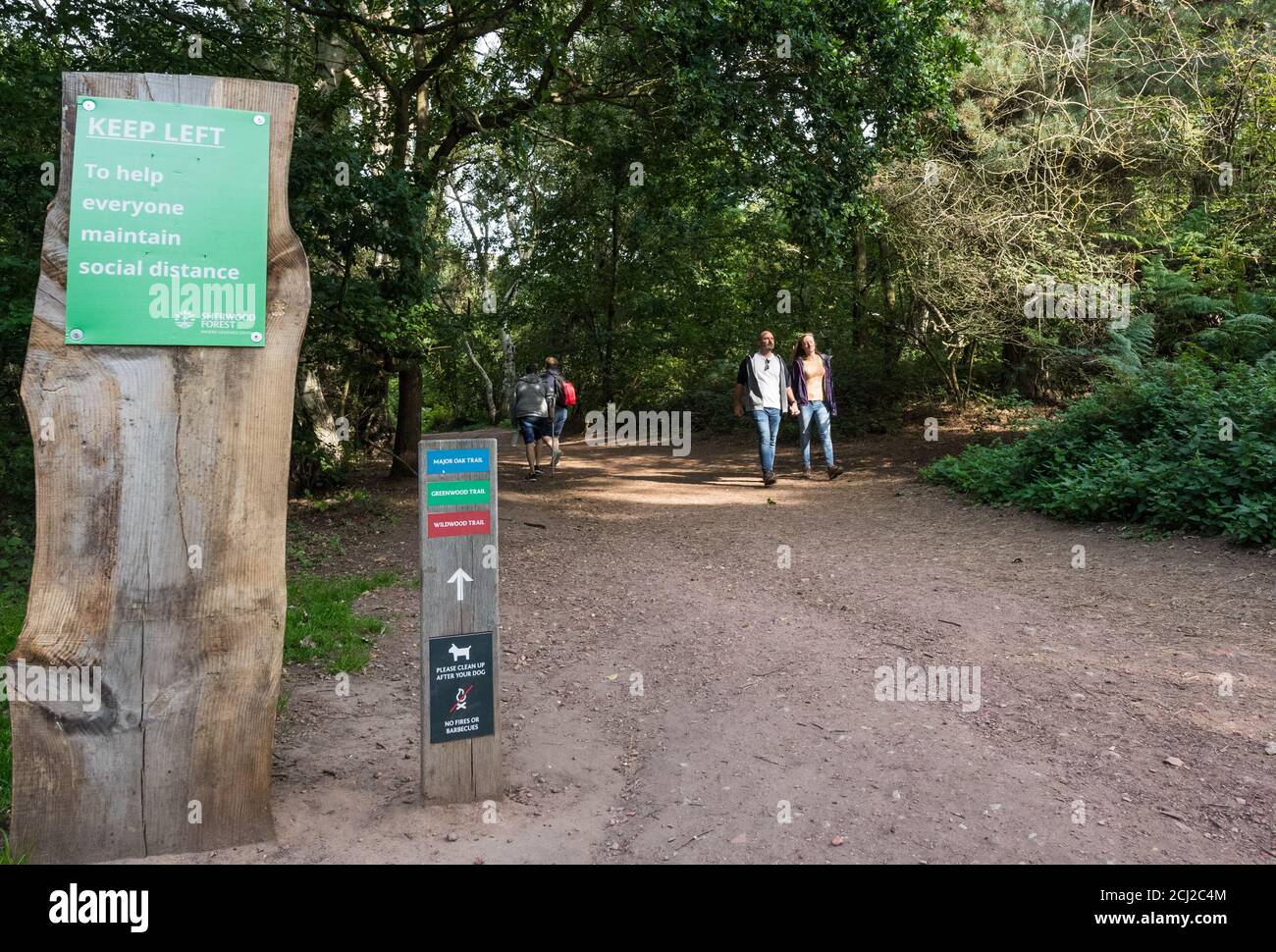 Sozialer Abstand Schild, "halten Sie sich links" am Sherwood Forest Major Eiche Besucherzentrum. Stockfoto