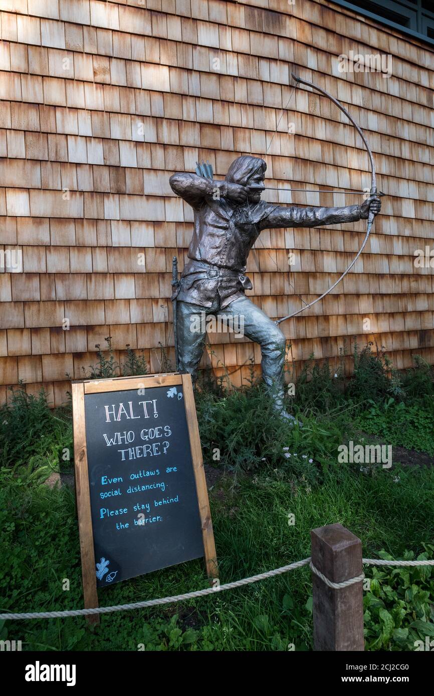 Warnhinweis: „Halt! WHO goes there' im RSPB-Besucherzentrum, Sherwood Forest, Nottinghamshire. Stockfoto