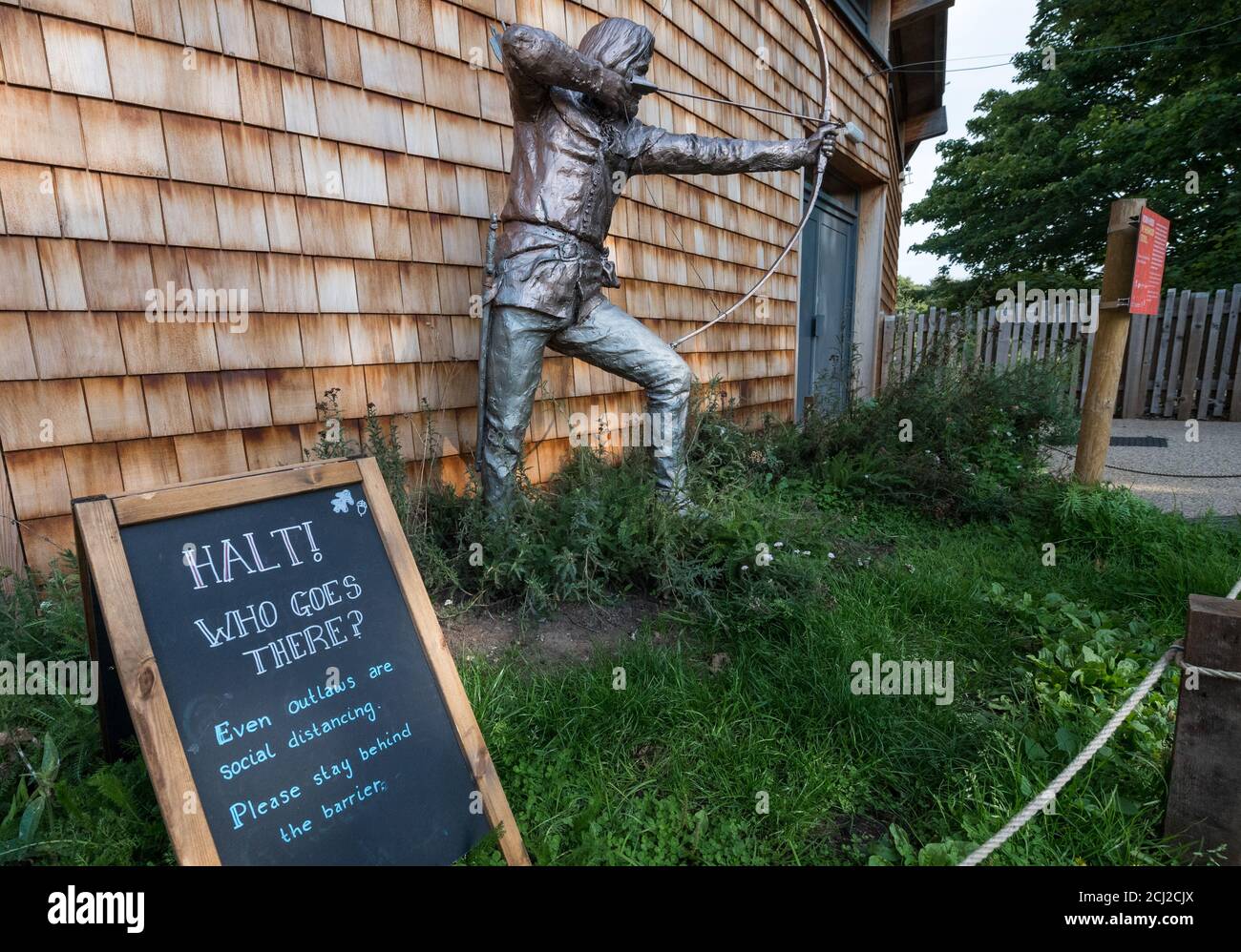 Warnhinweis: „Halt! WHO goes there' im RSPB-Besucherzentrum, Sherwood Forest, Nottinghamshire. Stockfoto