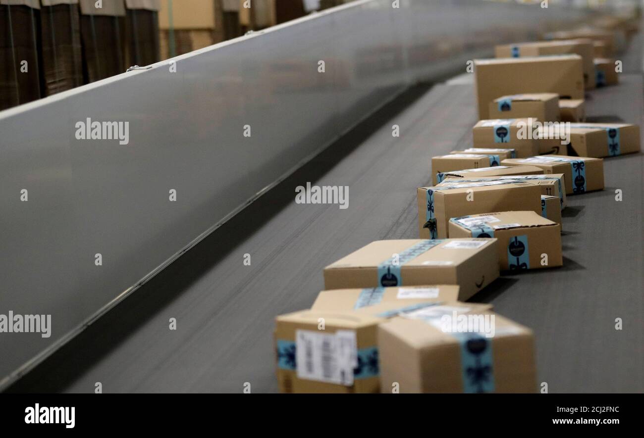 Die Pakete werden auf einem Förderband im Amazon Versandzentrum in der  Gemeinde Dobroviz bei Prag, Tschechien, am 20. Dezember 2018 transportiert.  REUTERS/David W. Cerny Stockfotografie - Alamy