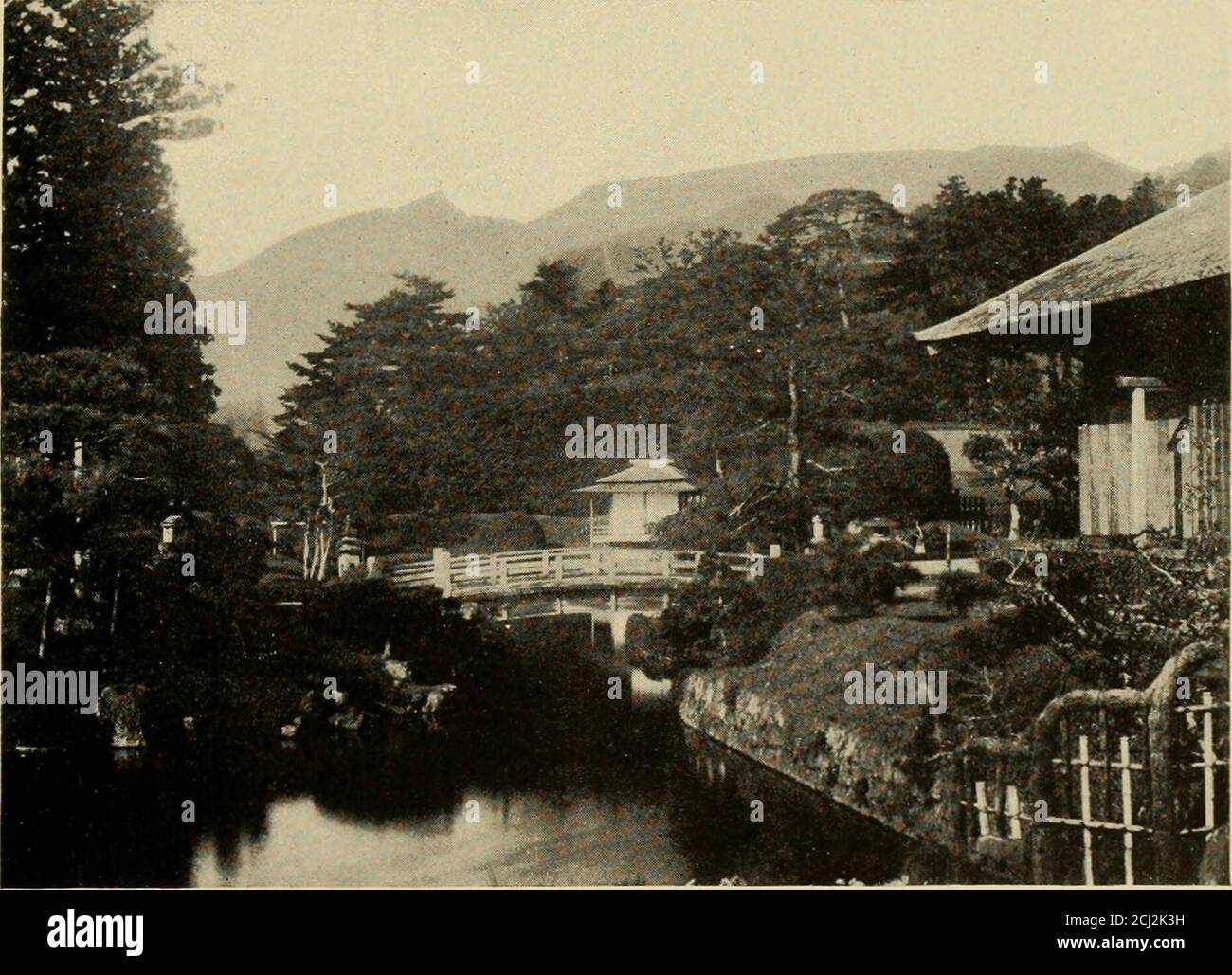 . Europäische und japanische Gärten; Papiere vor dem American Institute of Architects gelesen .. . JAPANISCHE LANDSCHAFTSGÄRTNEREI (Hinweise zu den Laternenrutschen)von K. HONDA MITGLIED DER JAPANISCHEN GARTENBAUGESELLSCHAFT TN Japan haben wir viele Arten von GartenbauDie von verschiedenen Autoren beschrieben wurden. In diesem Papier beschränken wir uns auf die wichtigsten und interessantesten Entwürfe, die aus den besten Quellen ausgewählt wurden. Der Süden gilt immer als die geeignetste Ex-Posure für Wohnungen unter Japanern, da der Sommer breezegenerally aus dieser Richtung vorherrscht. Diese Idee ist so gut ob-. MANGWANJI Stockfoto