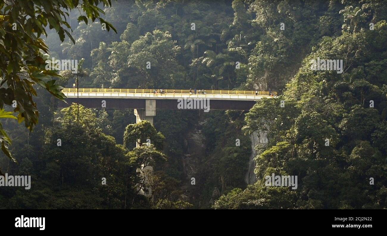SUSPENSION, eine Touristenattraktion: Die fertige Brücke ins Nirgendwo im Dschungel zwischen der Stadt San Francisco und der Stadt Mocoa in Putumayo, Kolumbien, 2019. © Icarus Films / Courtesy Everett Collection Stockfoto