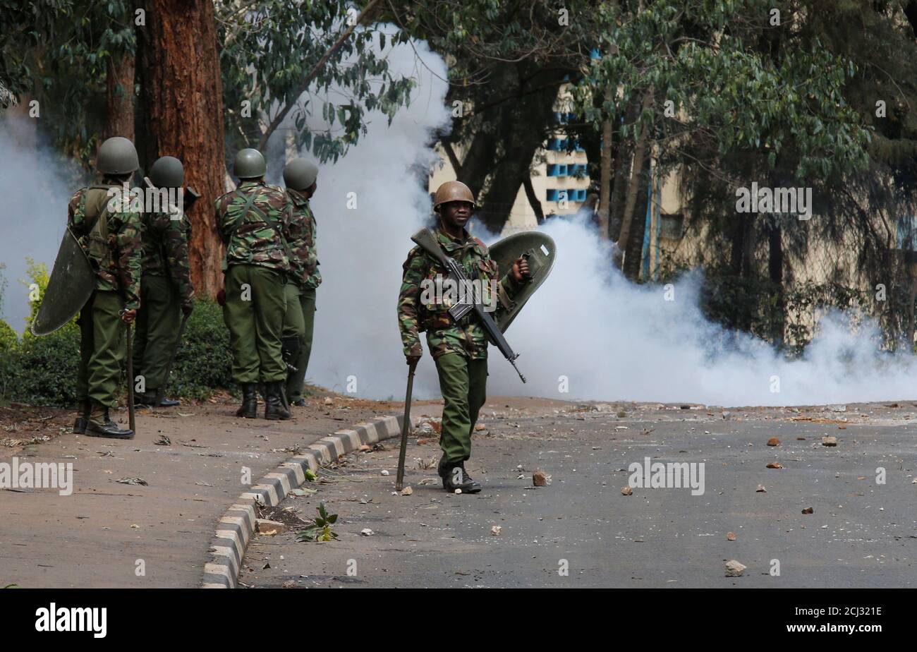 Bereitschaftspolizisten stehen nach der Auflösung von Studenten der Universität Nairobi, die gegen die Inhaftierung eines Oppositionsgesetzgebers in Nairobi, Kenia, protestieren, 28. September 2017. REUTERS/Thomas Mukoya Stockfoto