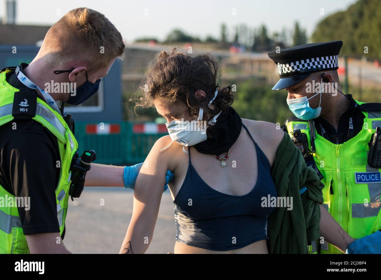 West Hyde, Großbritannien. September 2020. Polizeibeamte von Hertfordshire verhaften einen Umweltaktivisten der HS2 Rebellion, der mit einem Lock-on-Arm-Rohr ein Tor zum South Portal für die HS2-Hochgeschwindigkeitsbahnverbindung blockiert hatte. Anti-HS2-Aktivisten blockierten zwei Tore zum gleichen Betriebsgelände für die umstrittene £106 Mrd. Bahnverbindung, eine blieb über sechs Stunden und eine weitere über neunzehn Stunden geschlossen. Kredit: Mark Kerrison/Alamy Live Nachrichten Stockfoto