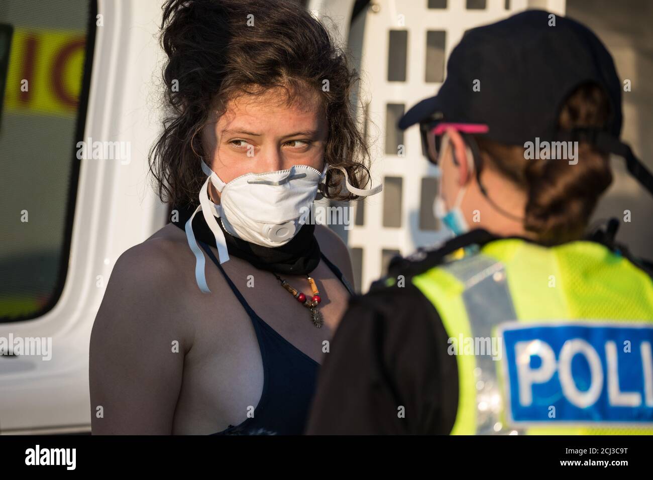 West Hyde, Großbritannien. September 2020. Polizeibeamte von Hertfordshire verhaften einen Umweltaktivisten der HS2 Rebellion, der mit einem Lock-on-Arm-Rohr ein Tor zum South Portal für die HS2-Hochgeschwindigkeitsbahnverbindung blockiert hatte. Anti-HS2-Aktivisten blockierten zwei Tore zum gleichen Betriebsgelände für die umstrittene £106 Mrd. Bahnverbindung, eine blieb über sechs Stunden und eine weitere über neunzehn Stunden geschlossen. Kredit: Mark Kerrison/Alamy Live Nachrichten Stockfoto