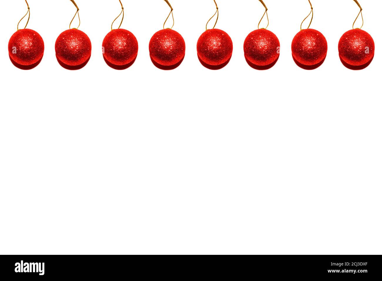 Rote Weihnachtskugeln isoliert auf weißem Hintergrund Stockfoto