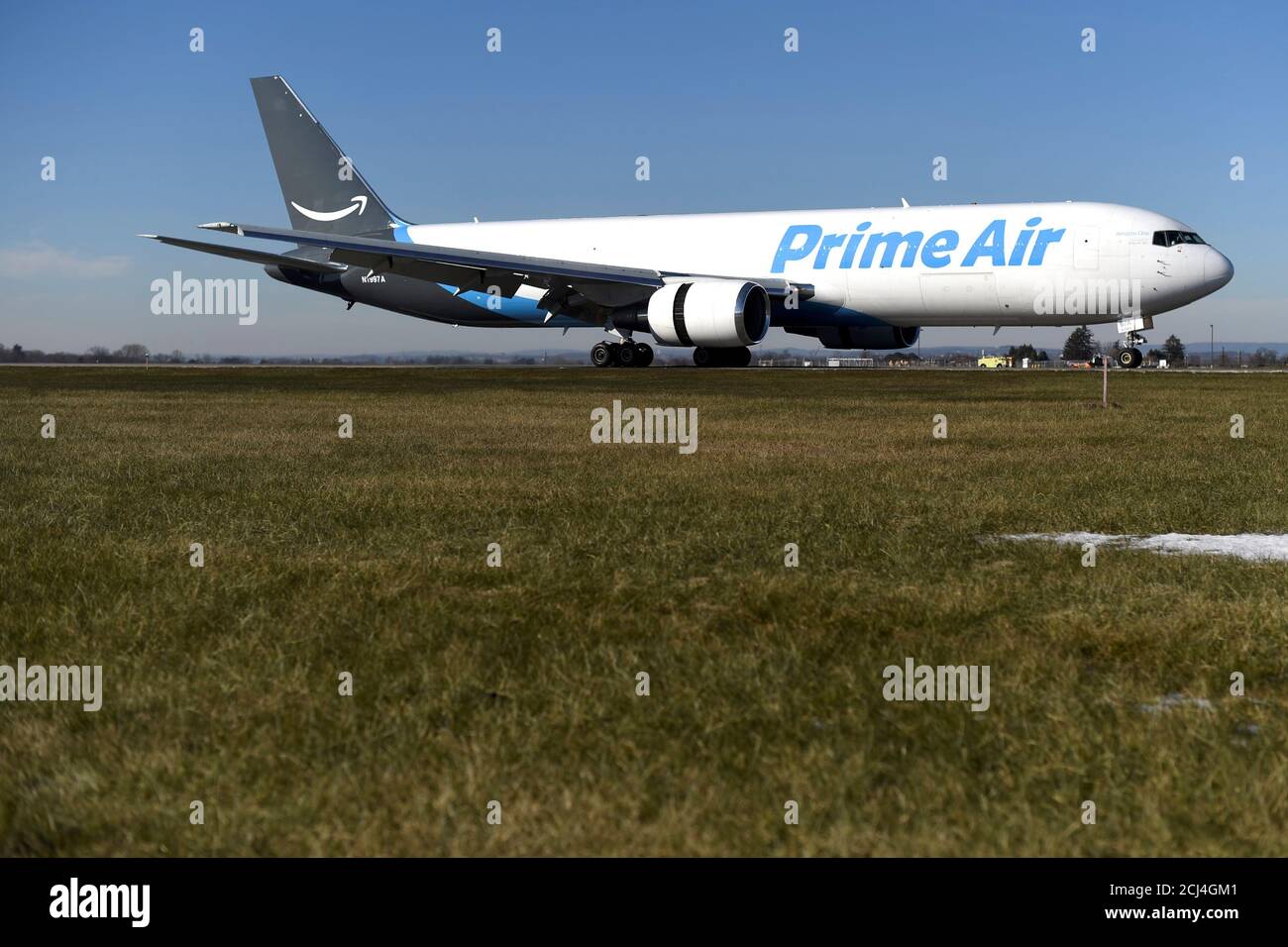 Ein Großraumflugzeug mit Amazon Prime Logo prangt wird am Lehigh Valley  International Airport in Allentown, Pennsylvania, USA 20. Dezember 2016  entladen. Bild 20. Dezember 2016. Entsprechend Einblick AMAZON.COM-Versand  / REUTERS/Mark Makela ...