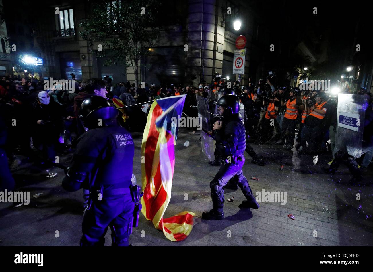 Katalanische Demonstranten für die Unabhängigkeit und die Bereitschaftspolizei treffen während eines Protestes gegen Polizeiaktionen in Barcelona, Spanien, am 26. Oktober 2019 aufeinander. REUTERS/Albert Gea Stockfoto