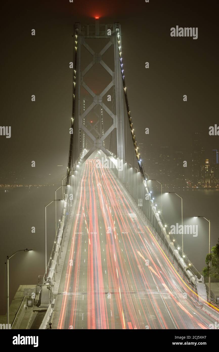 Direkt über der Bay Bridge umgeben von dichtem Rauch während 2020 Waldbrände In Kalifornien Stockfoto