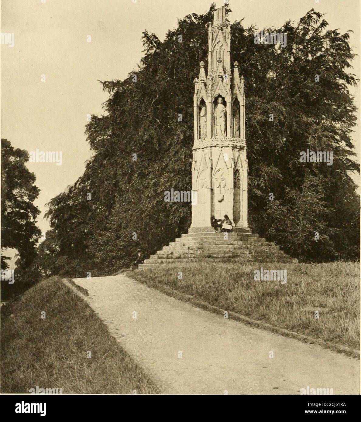 . Städte von Neu-England und Alt-England, Irland und Schottland . ^ wurde 1326 von Robert Bruce restauriert und Sir Walter Raleigh tat auch viel, um seine Ruinen zu erhalten.der gewundene Fluss, Gärten und Schillage und Dörfer in der Nähe machen die Landschaft am attraktivsten. Die Stadt litt viel während der Kriege zwischen England und Schottland.. Foto von Henry Cooper &• Son : Lii Forbes-Robertson, Esq. DAS ELE.NOR KREUZ, NORTILMPTON, ENGLAND eines der drei Kreuze, die heute stehen bleiben, von insgesamt zehn oder zwölf, die König Edward Ifür seine geliebte Königin errichtet hat, eines auf jedem der sukzessiven Flecken whe Stockfoto