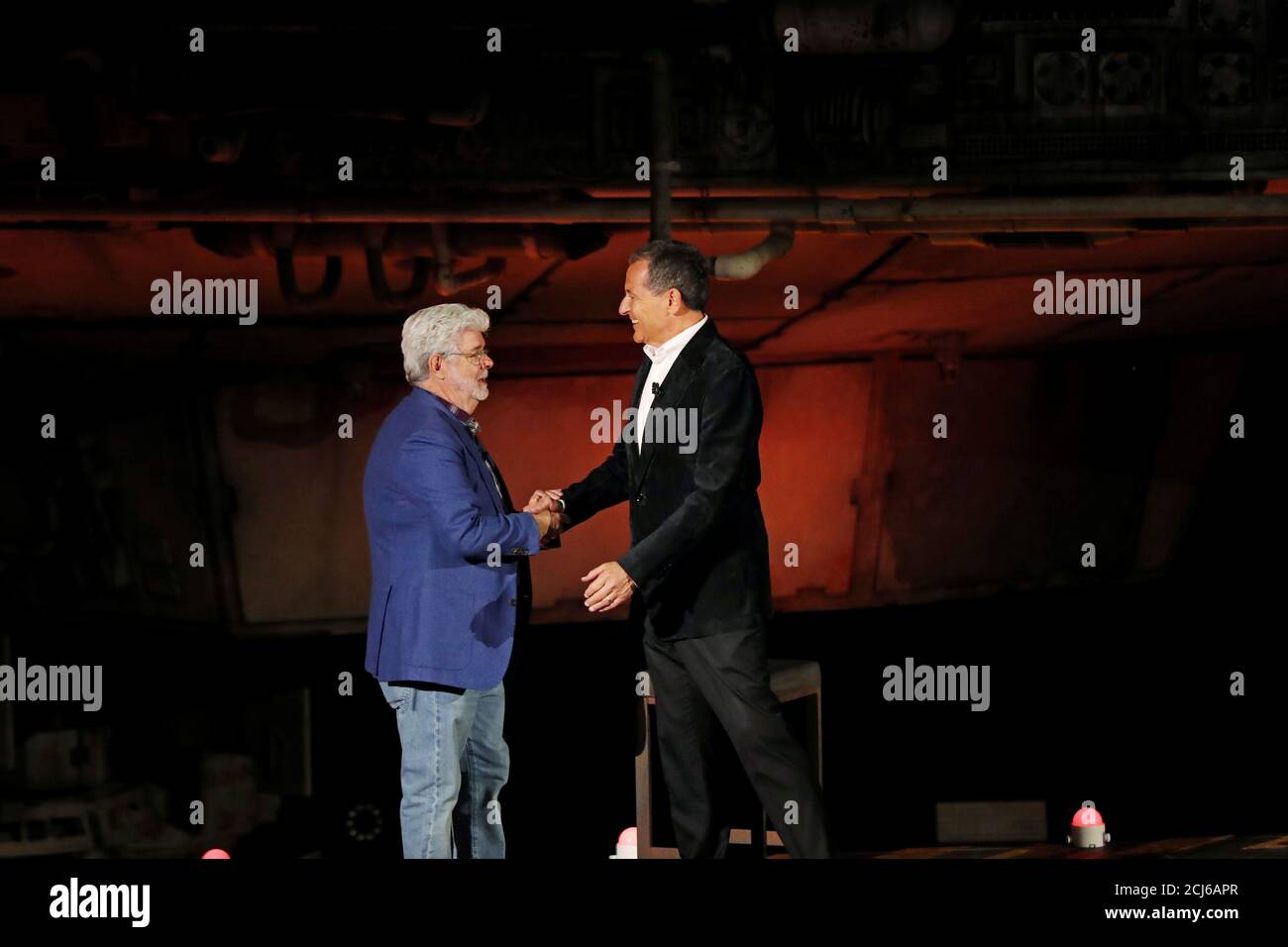 Filmemacher Lucas schüttelt sich die Hände mit Walt Disneys