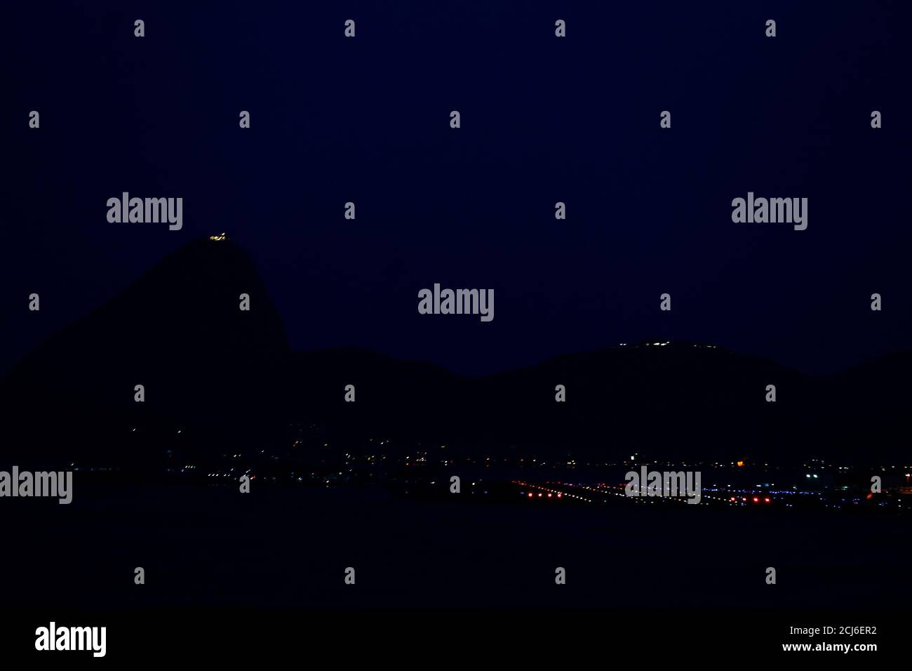 Rio de Janeiro 14. September 2020- Gesamtansicht der Startbahn des Inlandsflughafens Santos Dumont in der Guanabara-Bucht Rio de Janeiro, Zuckerhut (R) Stockfoto