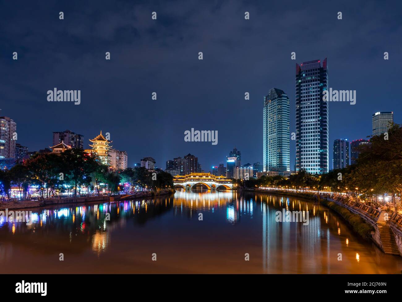 Blick auf die Stadt Chengdu in China bei Nacht Stockfoto