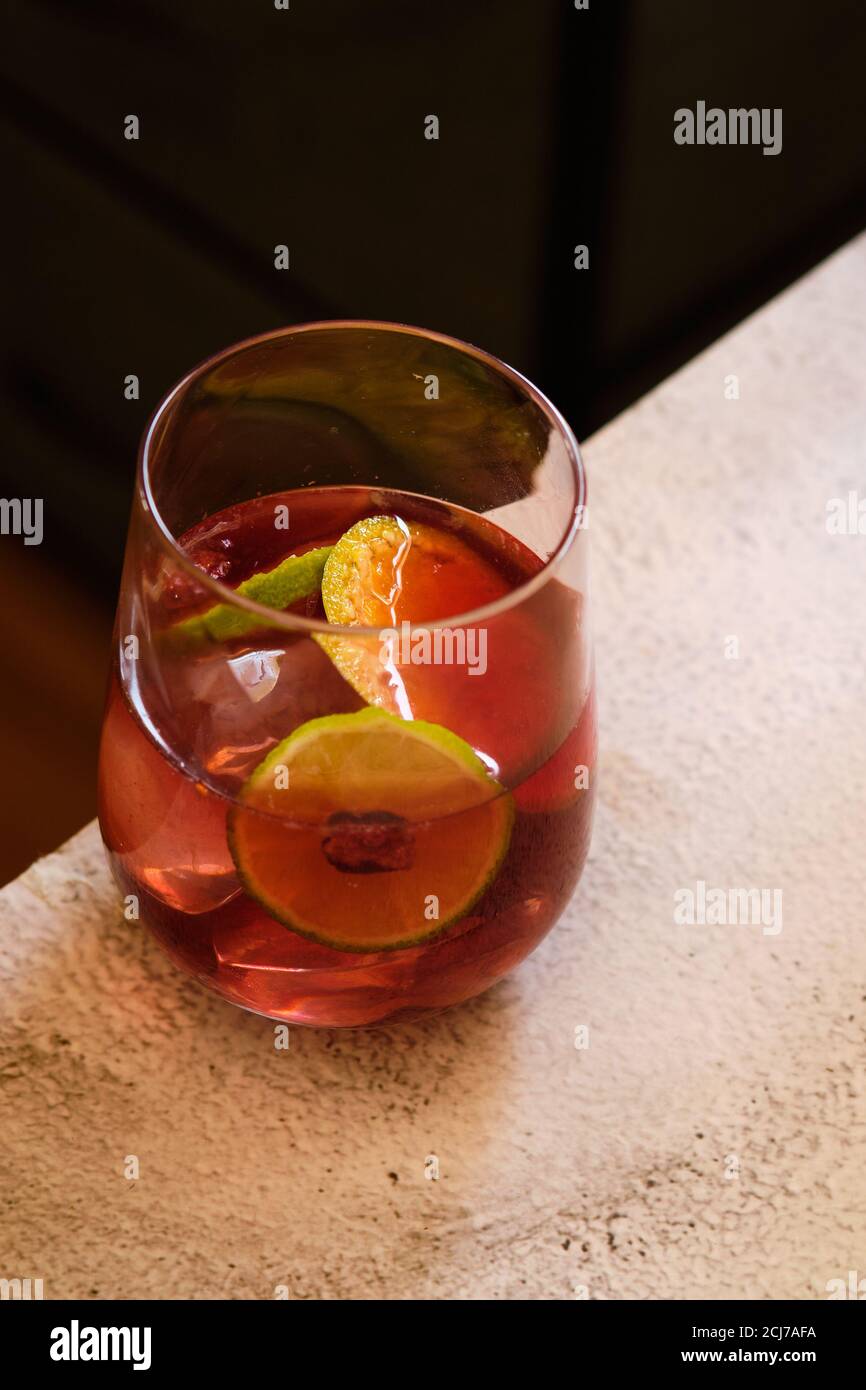 Cocktail mit alkoholischen Getränken Stockfoto